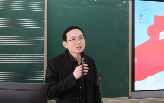 施校长讲课近景.jpg 施校长讲课近景.jpg