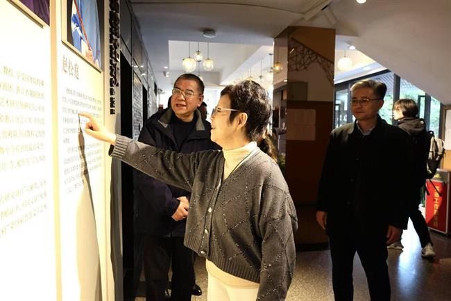 参观2.jpg 参观2.jpg